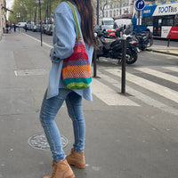 Anabaum Sac OG Funky crochet grand modele vu sur une femme portant une chemise en jean et un jean