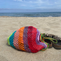 Anabaum sac OG funky fait au crochet a la main vu sur le sable devant la mer