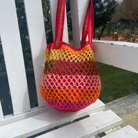 Anabaum sac porté épaule crochet fait main couleur vibe vue sur un banc blanc
