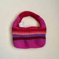 Anabaum Sac wooly bananae bonbon , se porte à l'épaule. Crocheté en laine merino mulesing free, un peu de fils metallique et d'alpaca.