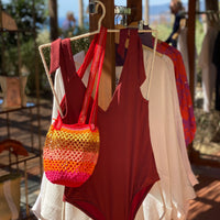 Anabaum sac porté épaule crochet fait main couleur vibe vue sur un maillot