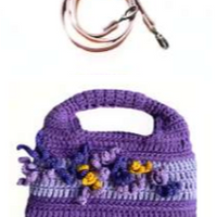 Sac à main au crochet fait main en coton Violet et lilas, orné de fleurs en relief dans des tons parme et prune, avec poignée intégrée, sur fond blanc.
Bandoulière en cuir amovible et réglable