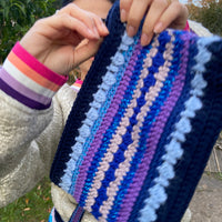 pochette dans les tons bleus, en laine merino et un peu de fil metallique, faite main, doublée avec une petite dragonne. 4 coloris