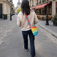 sac Courier Sirena porté dans les rues de Paris en vrai parisienne