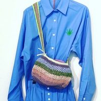 Anabaum Courier sac besace couleur Kiss porté sur une chemise bleue
