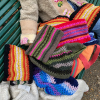 pochette en laine merino et un peu de fil metallique, faite main, doublée avec une petite dragonne. 4 coloris