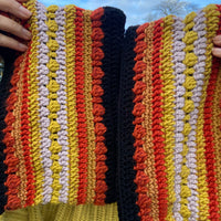 pochette dans les tons moutardes et noirs, en laine merino et un peu de fil metallique, faite main, doublée avec une petite dragonne. 4 coloris