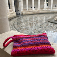pochette dans les tons rouges, en laine merino et un peu de fil metallique, faite main, doublée avec une petite dragonne. 4 coloris