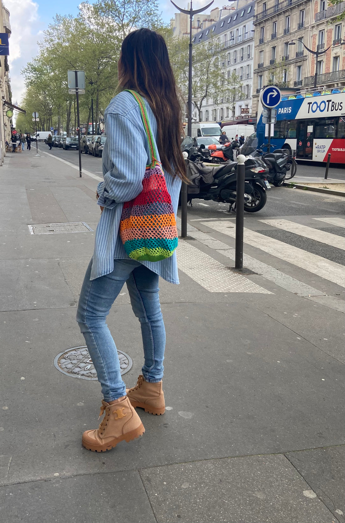 Anabaum Sac OG Funky crochet grand modele vu sur une femme portant une chemise en jean et un jean