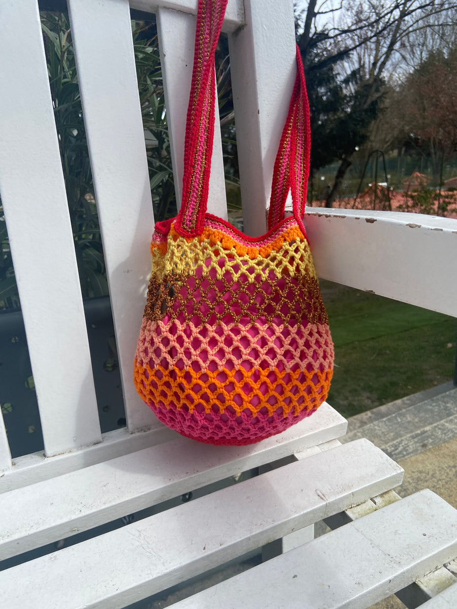 Anabaum sac porté épaule crochet fait main couleur vibe vue sur un banc blanc