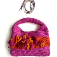 Sac à main au crochet fait main en coton rose fuchsia et violet, orné de fleurs en relief multicolores, avec poignée intégrée, sur fond blanc.

Bandoulière amovible et réglable en cuir cognac
