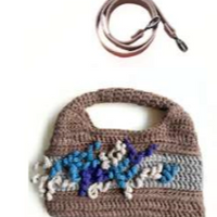 Sac à main au crochet fait main en coton dans les tons de sable, orné de fleurs en relief dans des tons parme et prune, avec poignée intégrée, sur fond rose blanc.
Bandoulière en cuir amovible et réglable.
