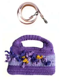 Sac à main au crochet fait main en coton Violet et lilas, orné de fleurs en relief dans des tons parme et prune, avec poignée intégrée, sur fond blanc.
Bandoulière en cuir amovible et réglable