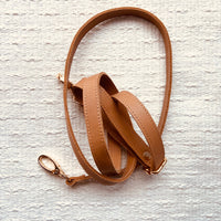 Anabaum Bandoulière en cuir couleur cognac amovible et réglable sur fong bland