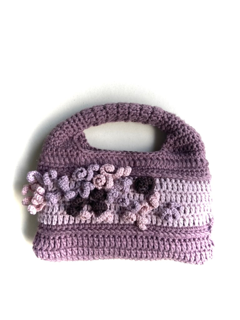 sac  en crochet Anabaum Corail Parme dans les tons parme et rose pale , texturé comme du corail , non montré la bandoulière amovible et réglable en cuir cognac