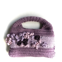sac  en crochet Anabaum Corail Parme dans les tons parme et rose pale , texturé comme du corail , non montré la bandoulière amovible et réglable en cuir cognac