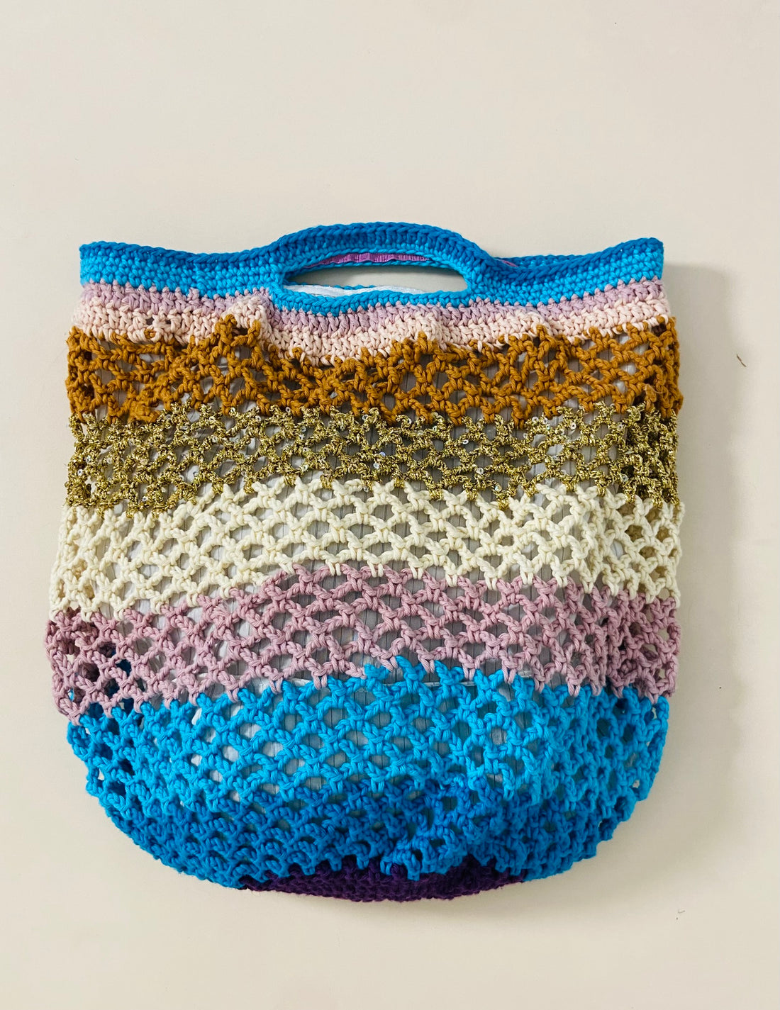 grand sac crochet multicolore Anabaum Maxi Cosmic dans les couleurs de bleus, mauve, beige livré avec une bandoulière amovible et réglable en cuir