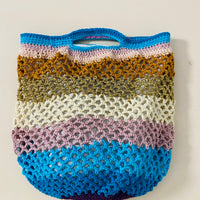 grand sac crochet multicolore Anabaum Maxi Cosmic dans les couleurs de bleus, mauve, beige livré avec une bandoulière amovible et réglable en cuir