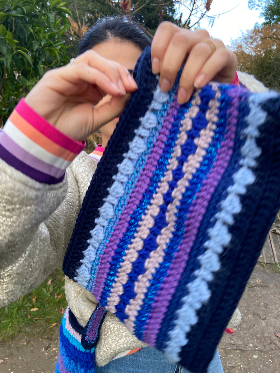 pochette dans les tons bleus, en laine merino et un peu de fil metallique, faite main, doublée avec une petite dragonne. 4 coloris