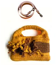 Sac à main au crochet fait main en coton jaune moutarde et marron, orné de fleurs en relief, avec poignée intégrée, sur fond blanc. Bandoulière en cuir cognac amovible et réglable