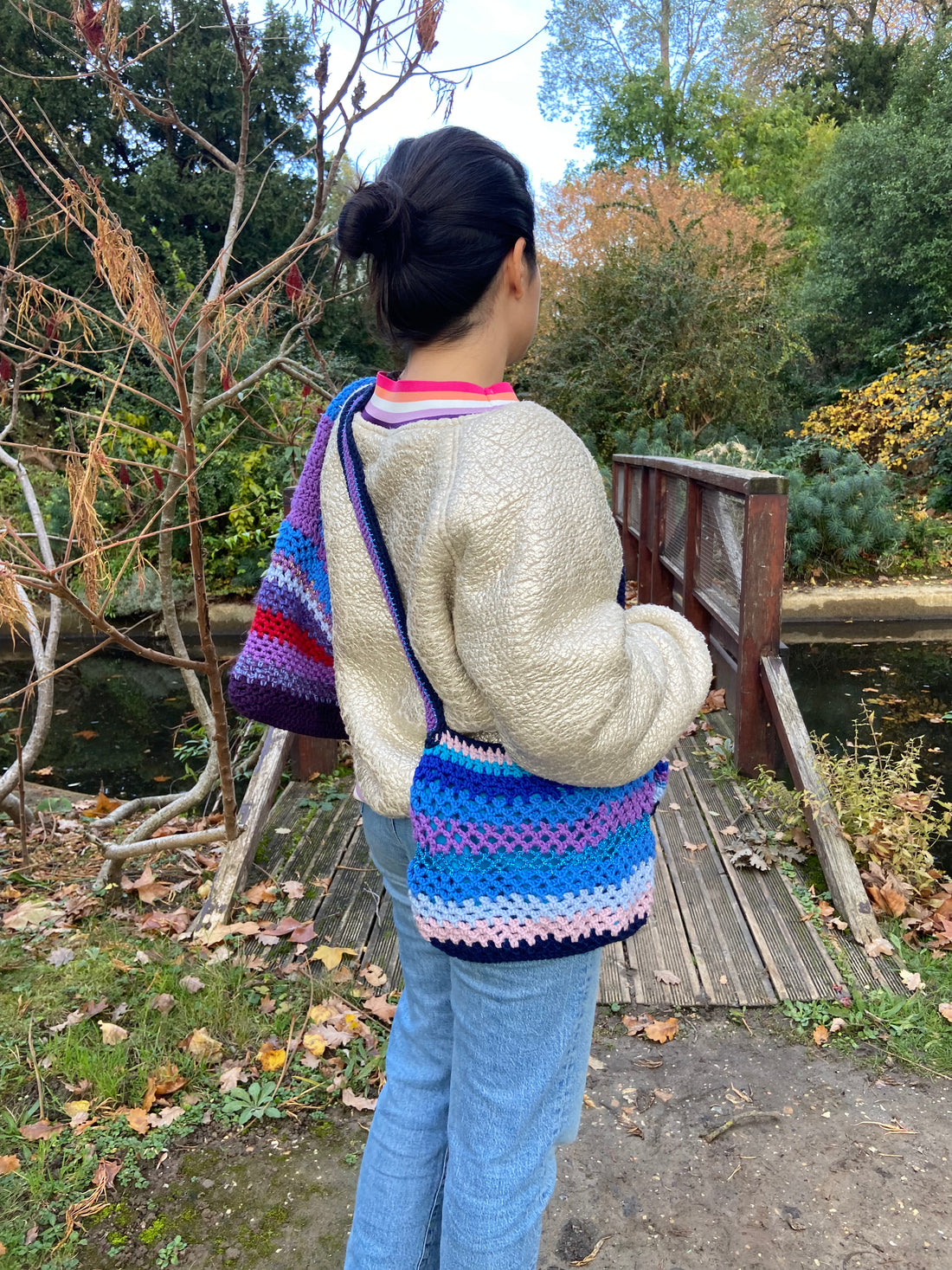 Anabaum Sac wooly Courier , se porte en bandoulière. Crocheté en laine merino mulesing free, un peu de fils metallique et d'alpaca.