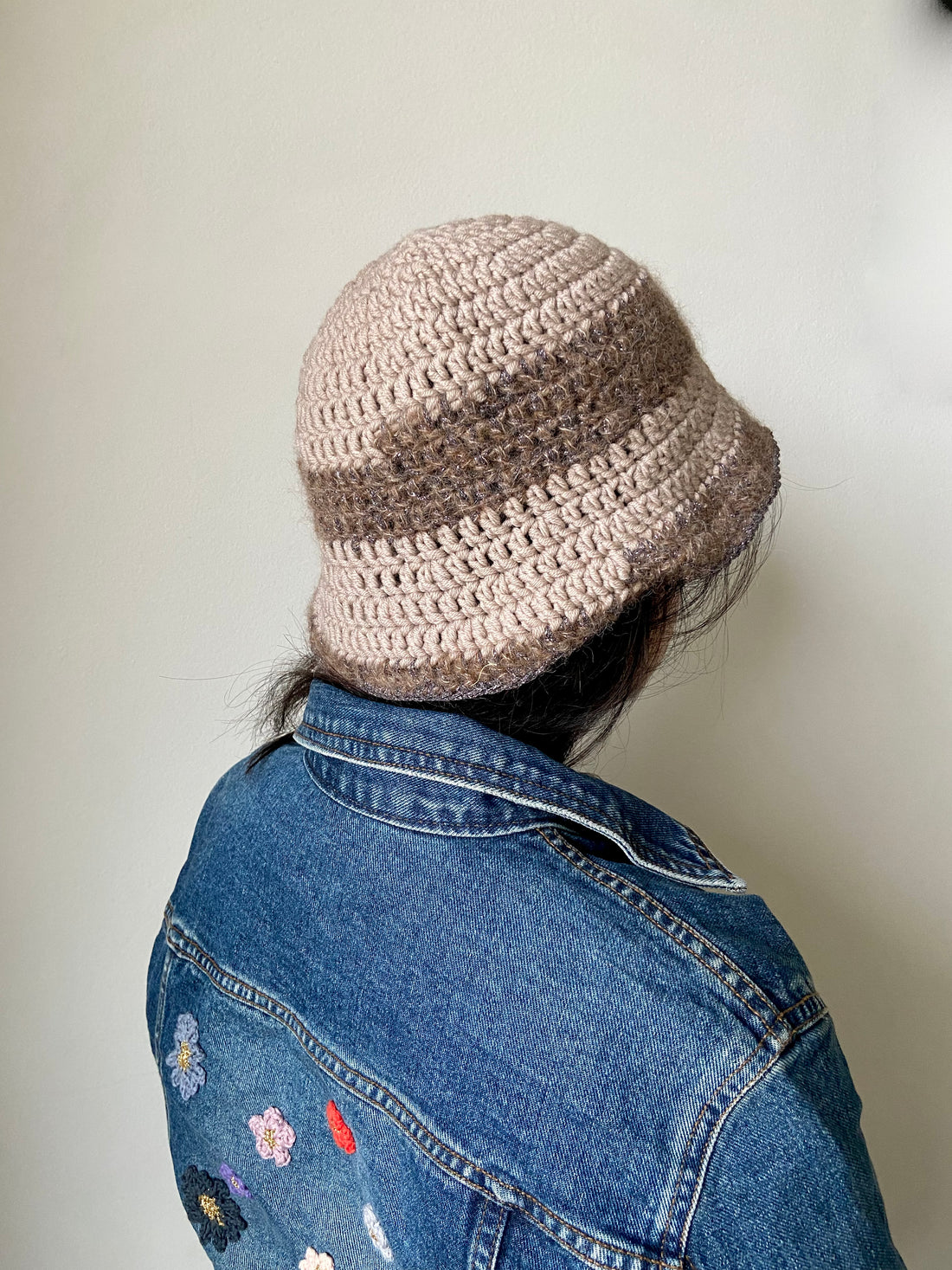 anabaum hat wooly made of merino wool in shades of beige with some matching metallic yarn for added bedazzle! size m