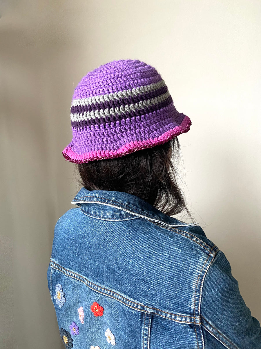 anabaum hat wooly in purple  porté avec une veste en jean personnalisee anabaum
