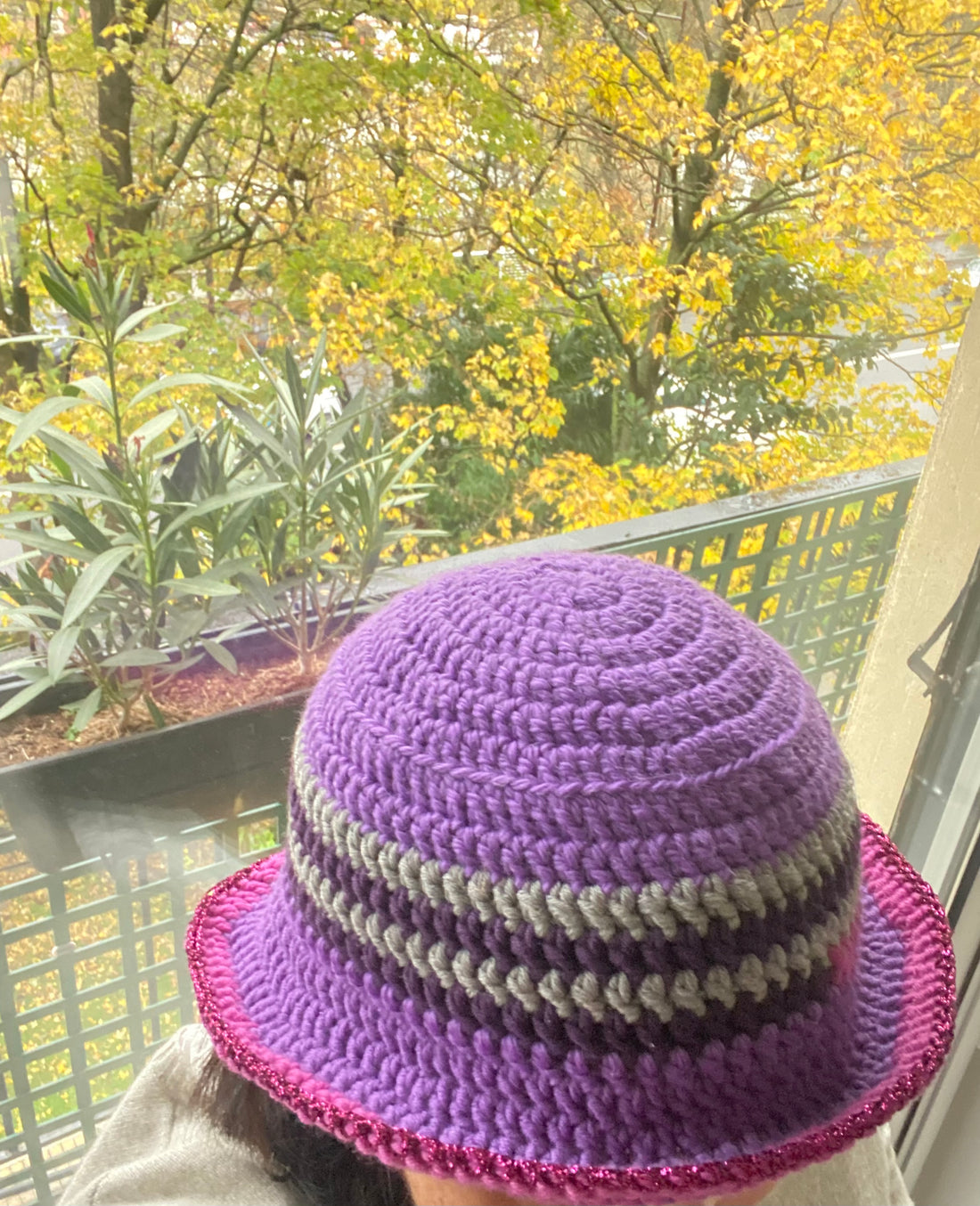 chapeau forme bob en laine merino dans les tons de violet