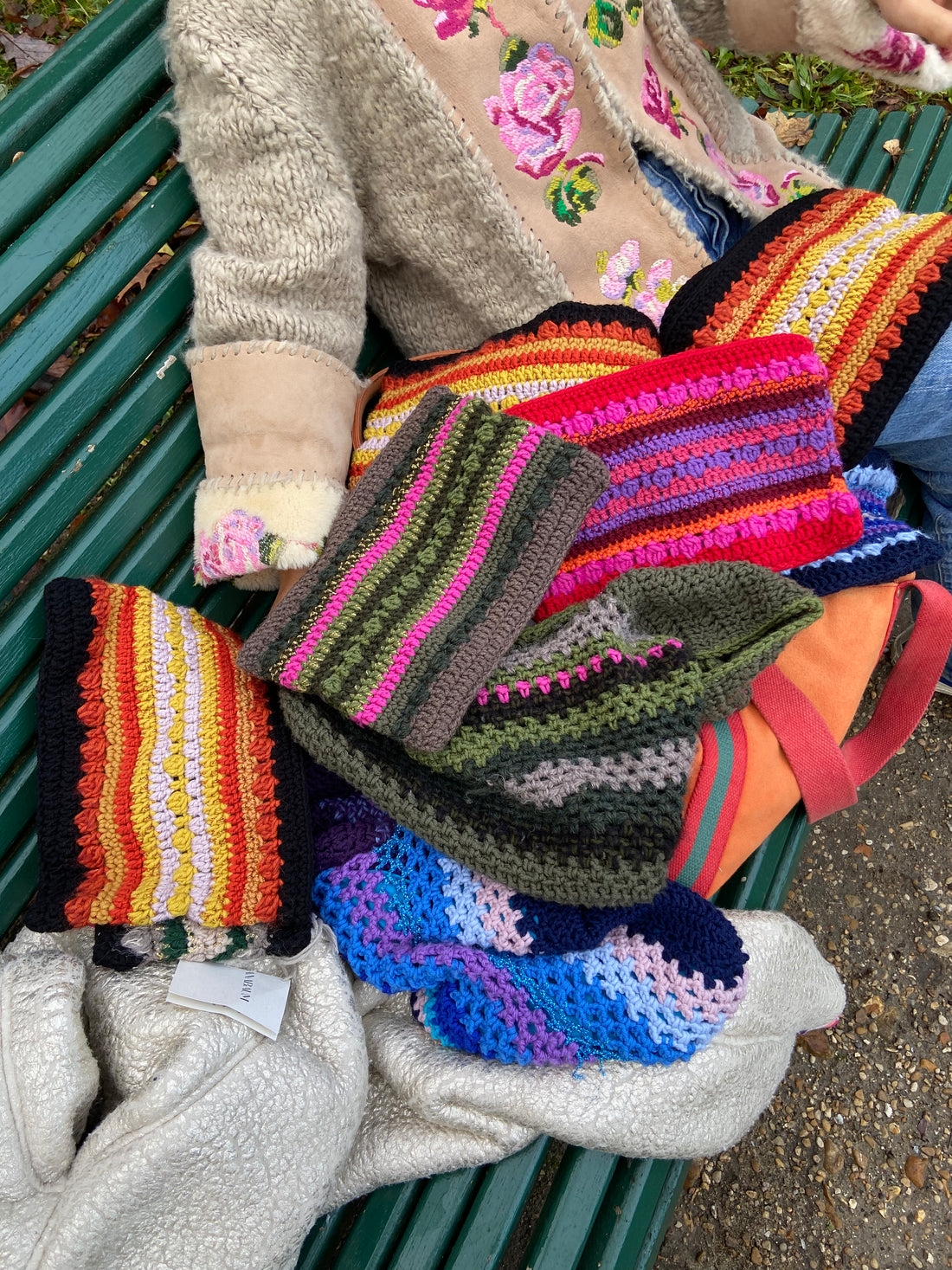 pochette en laine merino et un peu de fil metallique, faite main, doublée avec une petite dragonne. 4 coloris