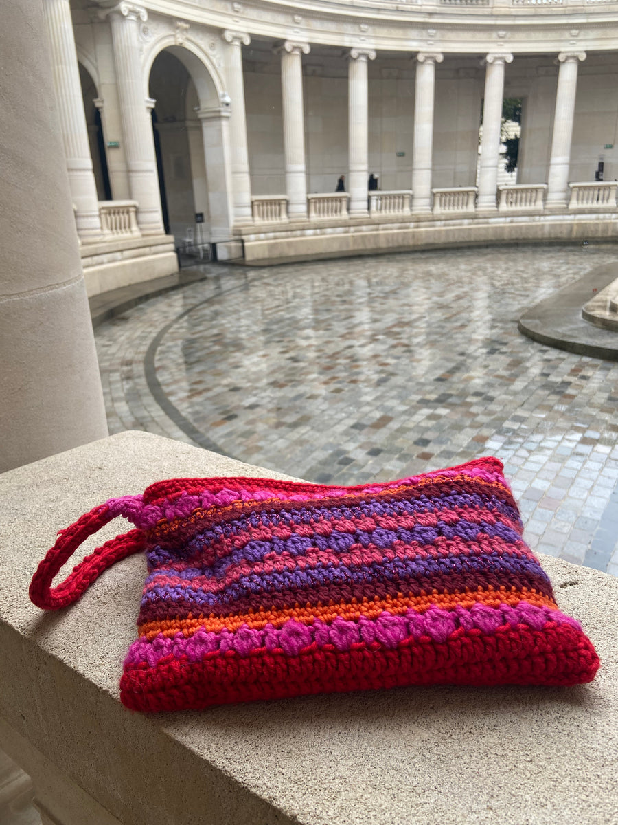 pochette dans les tons rouges, en laine merino et un peu de fil metallique, faite main, doublée avec une petite dragonne. 4 coloris